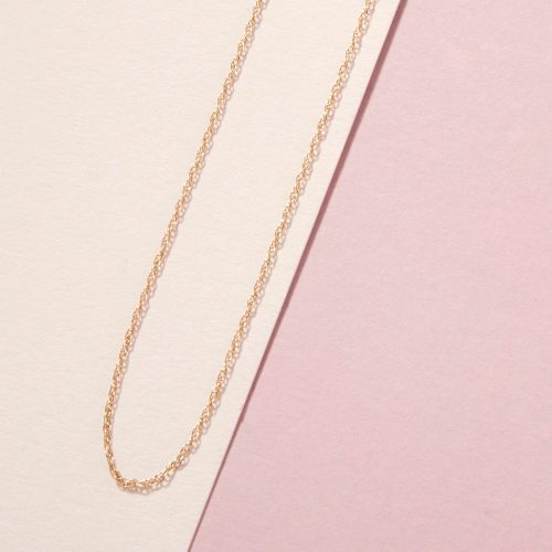 DAINTY TWIST CHAIN NECKLACE EDITORIAL