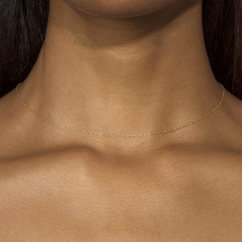 DAINTY TWIST CHAIN NECKLACE ON BODY