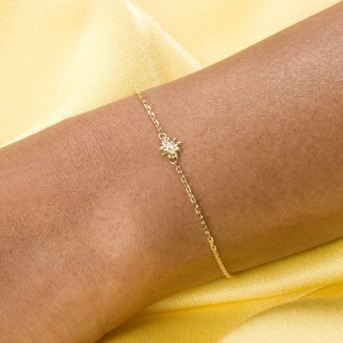 DAISY CHAIN BRACELET ON BODY