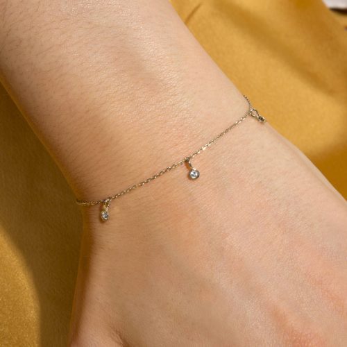 DANGLING SAPPHIRE BRACELET ON BODY