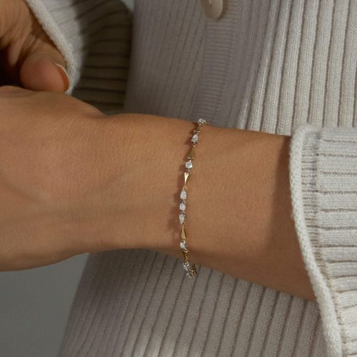 DIAMOND GOLD LINK BRACELET ON BODY