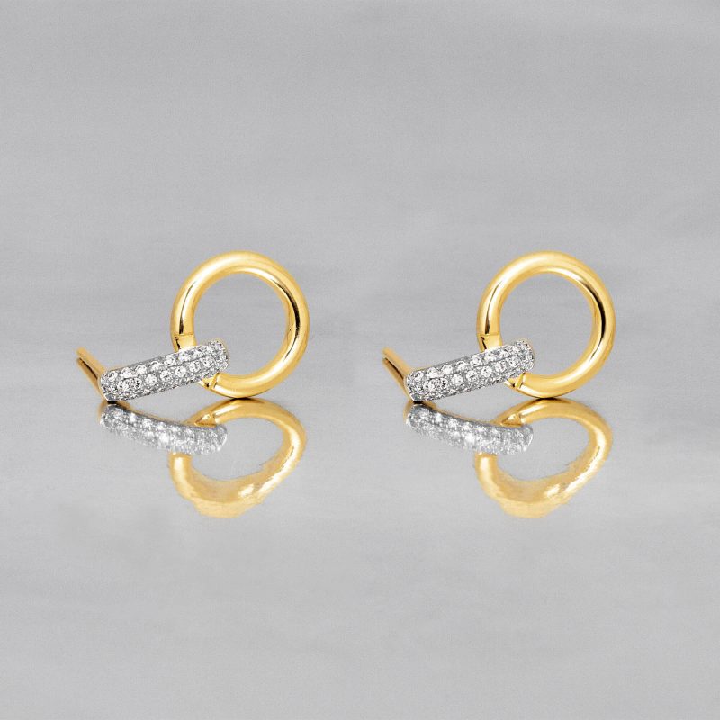 DIAMOND HORSEBIT EARRINGS EDITORIAL 6c45b591 32b7 4755 a02f fdb00a8ca11b