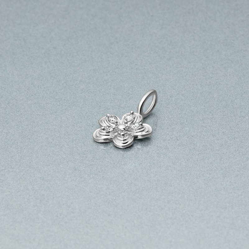 DIAMOND PUFF DAISY CHARM EDITORIAL