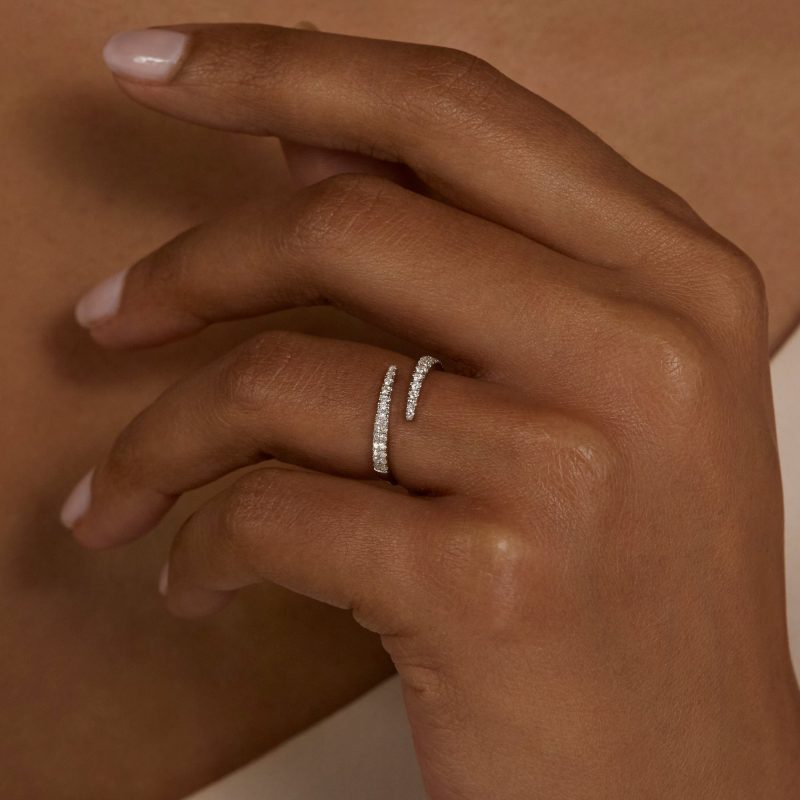 DIAMOND TWIRL RING ON BODY