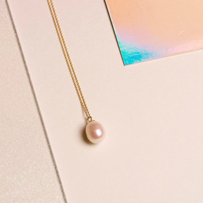 ELLIPTICAL PEARL PENDANT NECKLACE EDITORIAL