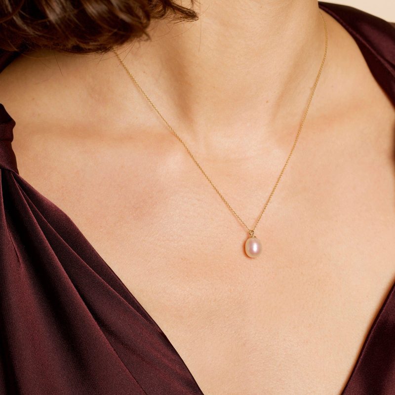 ELLIPTICAL PEARL PENDANT NECKLACE ON BODY 1