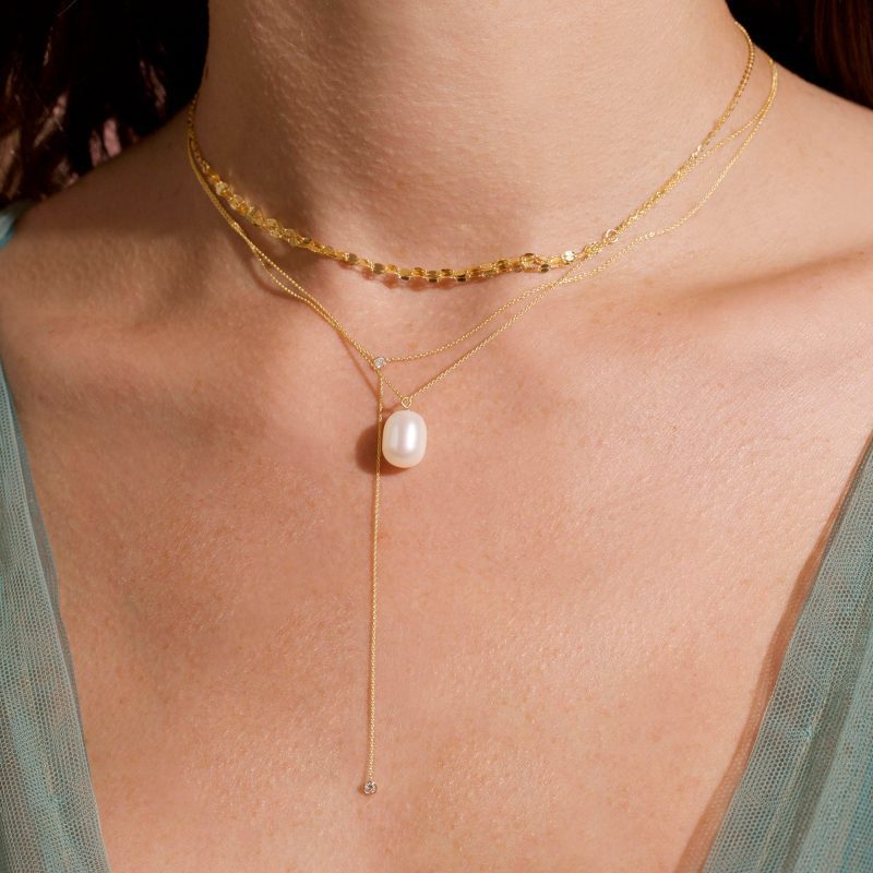 ELLIPTICAL PEARL PENDANT NECKLACE ON BODY 2