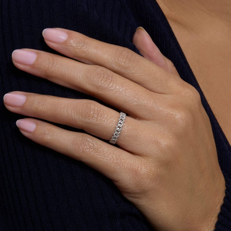 FINE DIAMOND PAVE CHAIN RING ON BODY