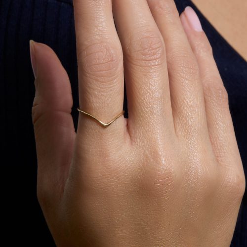 FINE GOLD V RING ON BODY