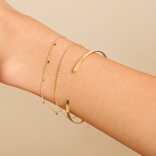 GOLD CHAIN BRACELET ON BODY