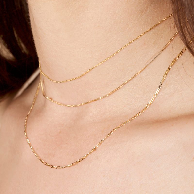 GOLD CHAIN CHOKER ON BODY