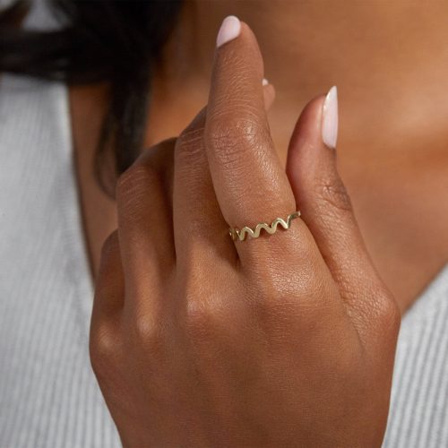 GOLD SCRIBBLE RING ON BODY