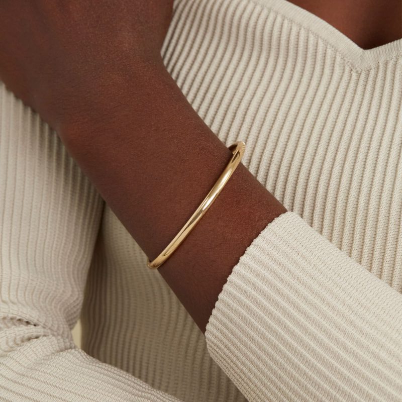 GOLDEN CLASSIC BANGLE ON BODY