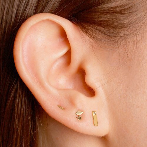 MEDIUM BAR STUD EARRING WITH DIAMOND ON BODY