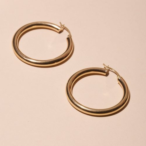 MEDIUM HOLLOW HOOP EARRINGS EDITORIAL