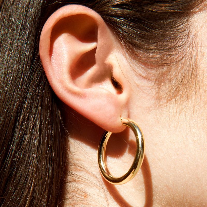 MEDIUM HOLLOW HOOP EARRINGS ON BODY 2