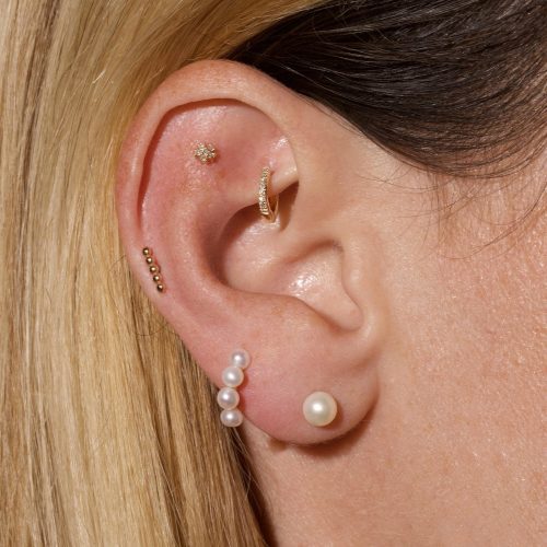 MEDIUM PEARL EARRINGS ON BODY