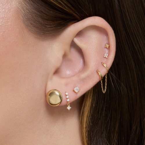 MODEL WEARING EARRINGS 2 82da4bc3 3b8d 4817 a993 5621e99c63ed