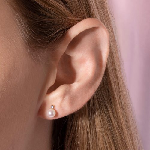 PEARL AND SAPPHIRE STUD EARRING ON BODY