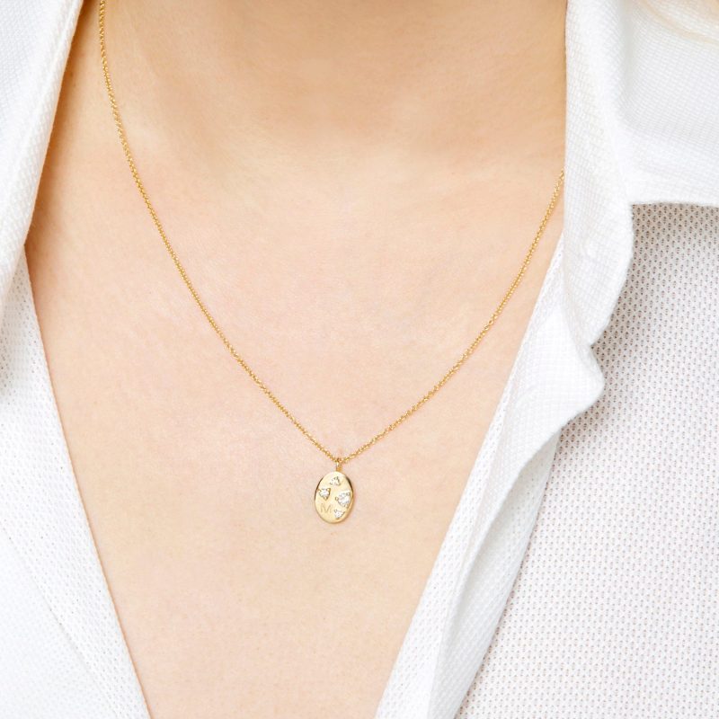 PERSONALIZED OVAL DIAMOND NECKLACE ON BODY