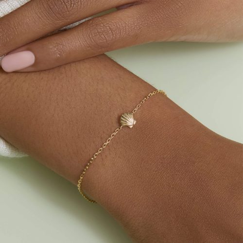 SHELL BRACELET ON BODY