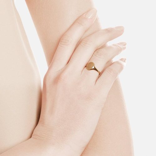 SIGNET RING ON BODY