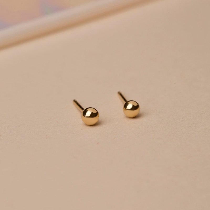 SMALL GOLD BEAD EARRING EDITORIAL 2