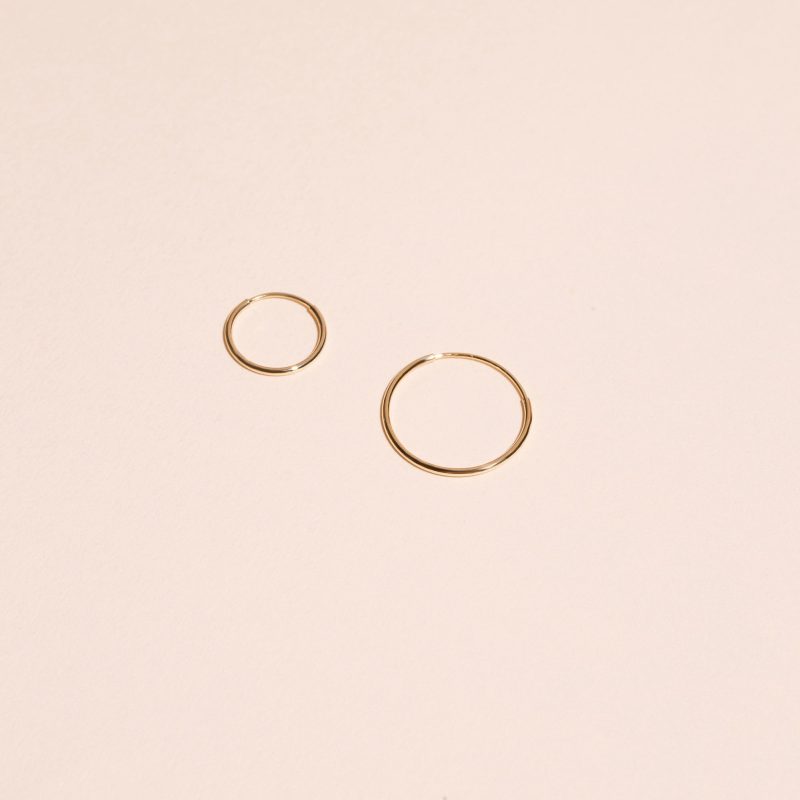 SMALL ROUND ENDLESS HOOP EARRINGS EDITORIAL COLLECTION