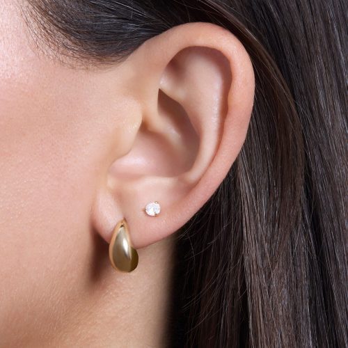 SMALL TEARDROP EARRINGS ON BODY 93be442b 1ac9 43d9 8c7c a45292d00b7e