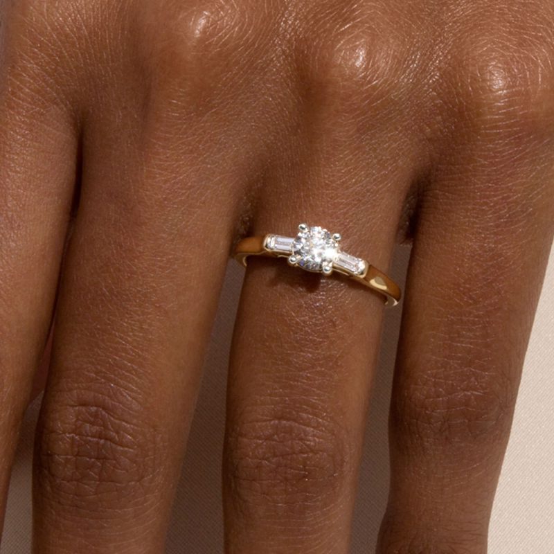 THE CLARA RING ON BODY