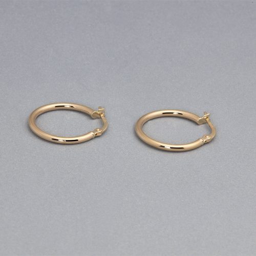 THIN GOLD HOOPS 15MM EDITORIAL