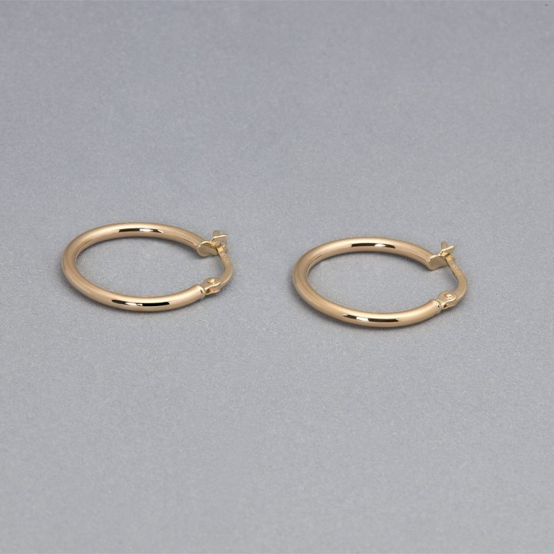 THIN GOLD HOOPS 15MM EDITORIAL