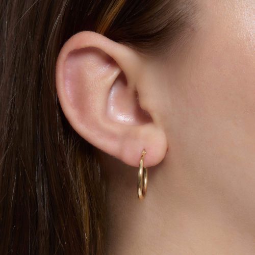 THIN GOLD HOOPS 15MM ON BODY