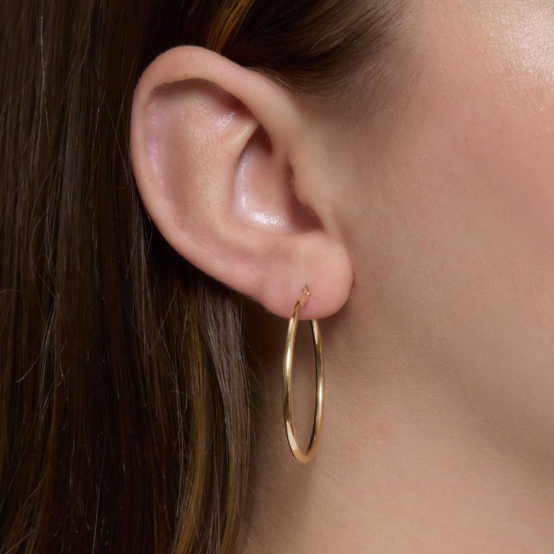 THIN GOLD HOOPS 30MM ON BODY