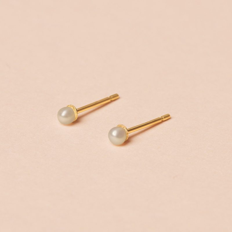 TINY PEARL EARRINGS EDITORIAL