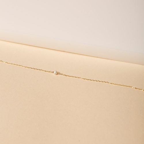 TINY SOLITAIRE PEARL BRACELET EDITORIAL