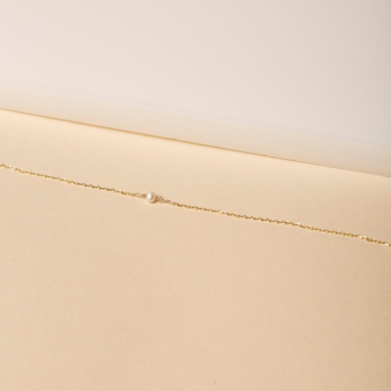 TINY SOLITAIRE PEARL BRACELET EDITORIAL