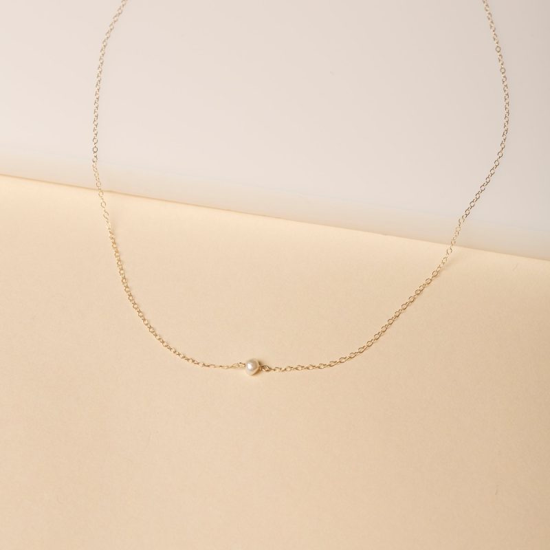 TINY SOLITAIRE PEARL NECKLACE EDITORIAL